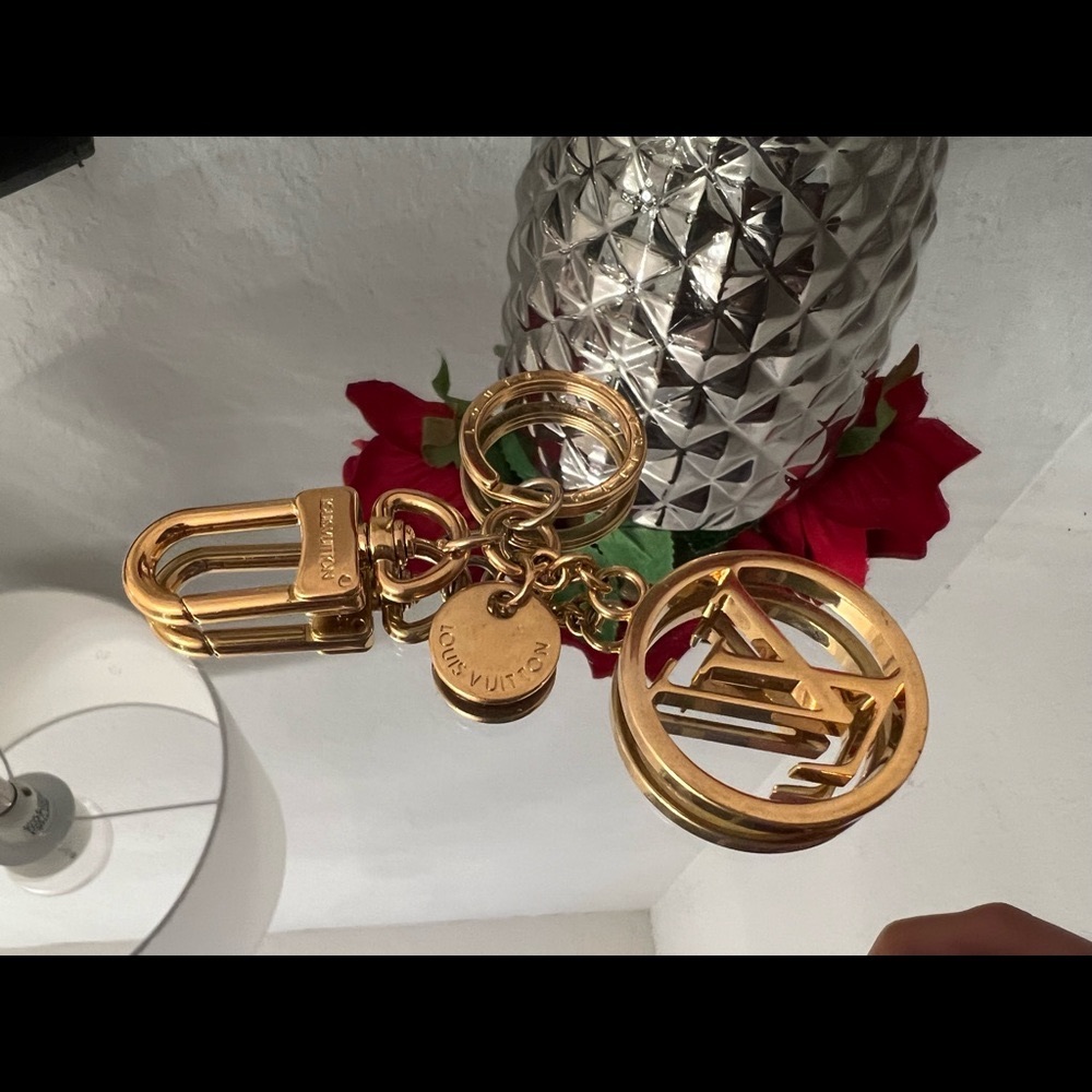 LV CIRCLE BAG CHARM & KEY HOLDER